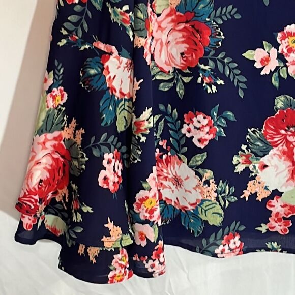 Iman medium blouse is layered flared sleeves - Picture 2 of 5